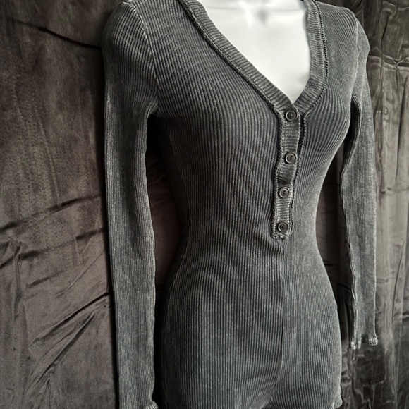 Junie Clothing, Gray ribbed long sleeve romper, size S - Picture 5 of 6